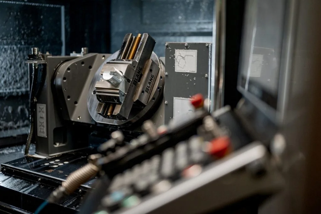 CNC жұмыс істеп тұр.