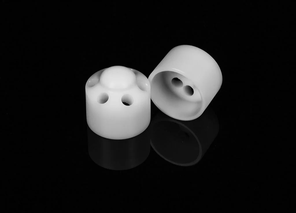 Тесіктері бар ақ цилиндрлік элементтер.