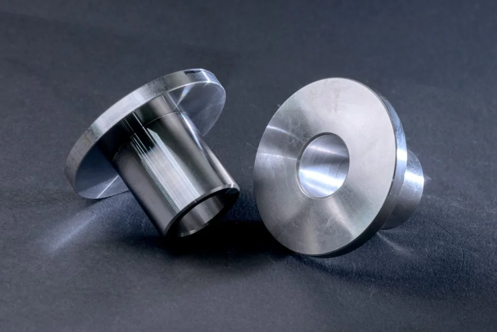 Фланецтері бар цилиндрлік компоненттер.