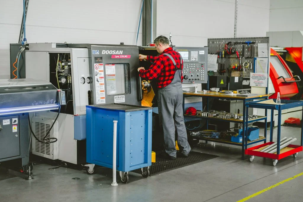 CNC қызметкері